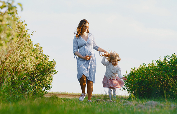 Femme enceinte avec un enfant