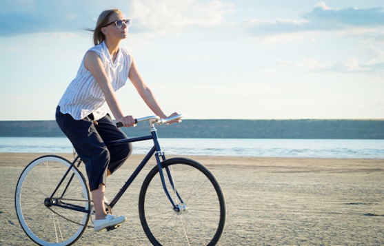 Femme à vélo